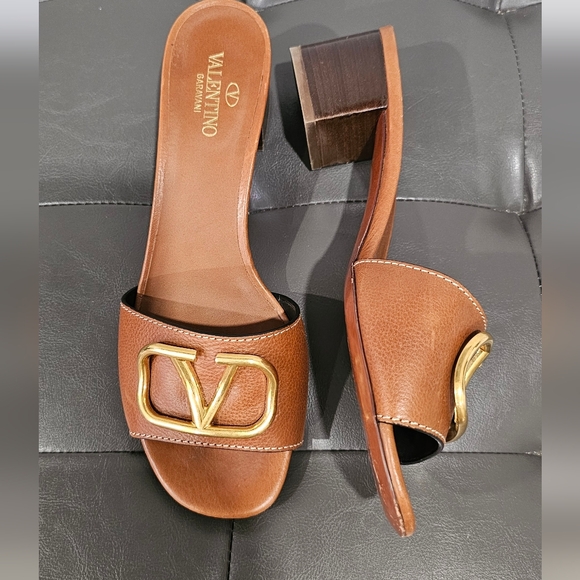Authentic Valentino Garavani v logo Sandals in size 40 - Picture 1 of 8